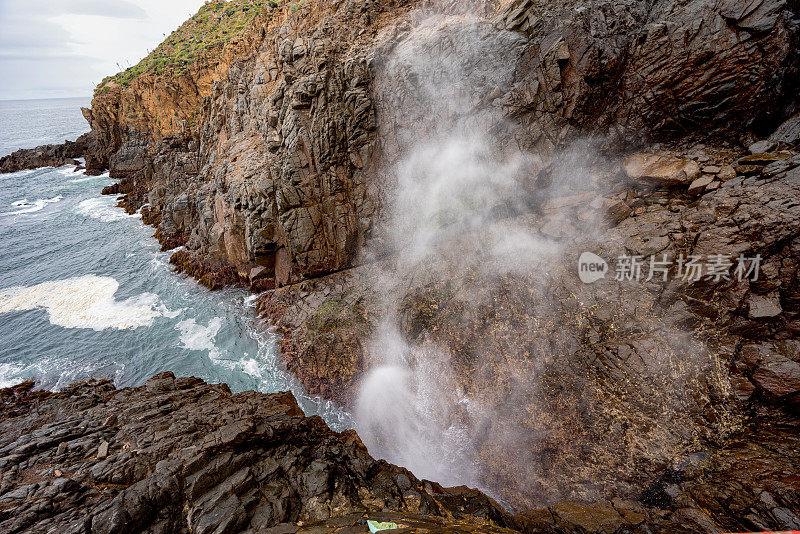 鸟瞰图的La Bufadora海洋间歇泉或气孔在恩塞纳达，蓬班达半岛，太平洋，墨西哥